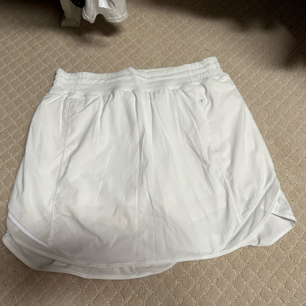 White Lululemon skirt, perfect for golf or tennis. No stains! In EUC.